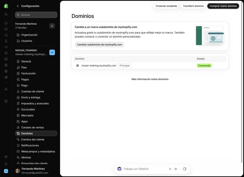 Configuración > Dominios en Shopify mostrando el dominio myshopify.com conectado y los botones para conectar, transferir o comprar un dominio» width=»800″ height=»581″ loading=»lazy»><figcaption>Aquí conectas o compras tu dominio. Hazlo la primera semana.</figcaption></figure>
<p><strong>¿.com, .mx o .com.mx?</strong> Para una tienda que vende en México, cualquiera de los tres funciona para SEO; Google entiende el país por el idioma, la moneda y la configuración de Search Console. Mi orden de preferencia: .com si está libre (es el que la gente escribe por reflejo), después .mx (corto, claro, mexicano) y al final .com.mx (largo, pero nadie lo confunde). Lo que sí evitaría: extensiones raras tipo .shop o .store para la tienda principal. Funcionan, pero la gente las olvida.</p>
<p><strong>Dominio principal.</strong> Si tienes varios (el .com y el .mx, por ejemplo), elige uno como principal en Shopify y los demás redirigen automáticamente. Eso evita contenido duplicado y te ahorra un dolor de cabeza de SEO.</p>
<h3 id=
